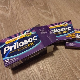 Acheter Prilosec pas cher - Illustration d'un comprimé de Prilosec et d'une souris web